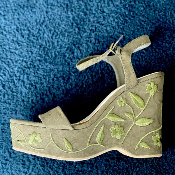 Platform sandals - Picture 1 of 4